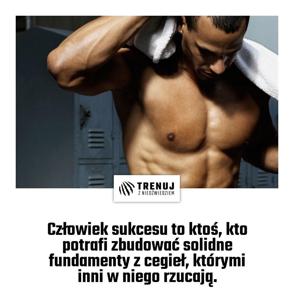 Człowiek sukcesu to ktoś, kto potrafi zbudować solidne fundamenty z cegieł, którymi inni w niego rzucają.