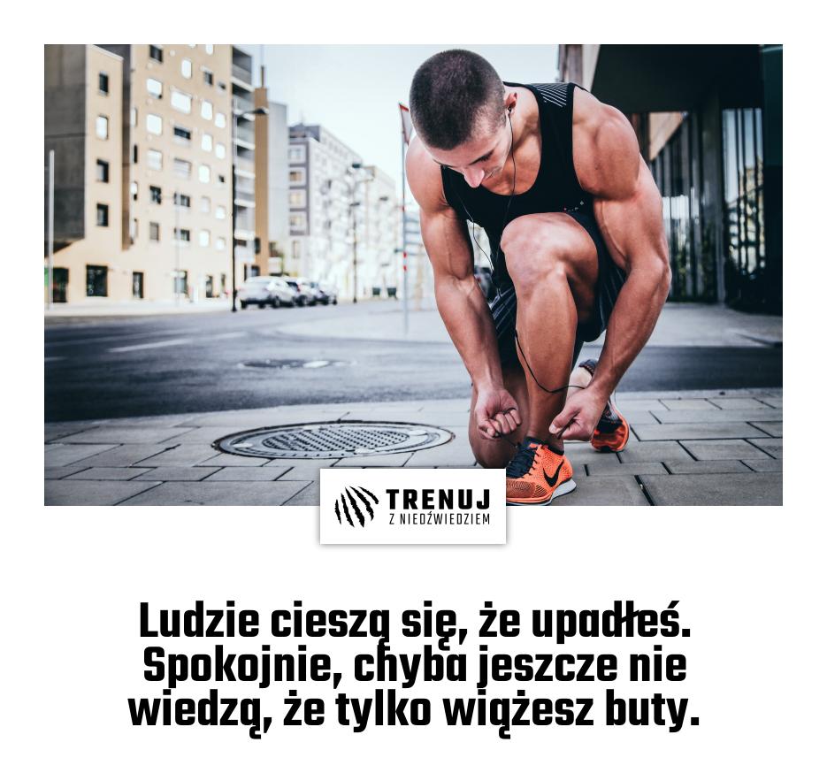 Ludzie cieszą się, że upadłeś. Spokojnie, chyba jeszcze nie wiedzą, że tylko wiążesz buty.