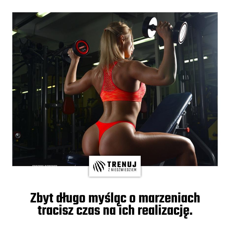 Zbyt długo myśląc o marzeniach tracisz czas na ich realizację.